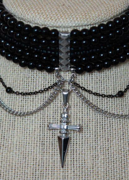 Collier multi-rangs perles noires, chaînes noire et argent, croix mystique. Bijou gothique élégant, esprit vampire ou rituel dark witch.