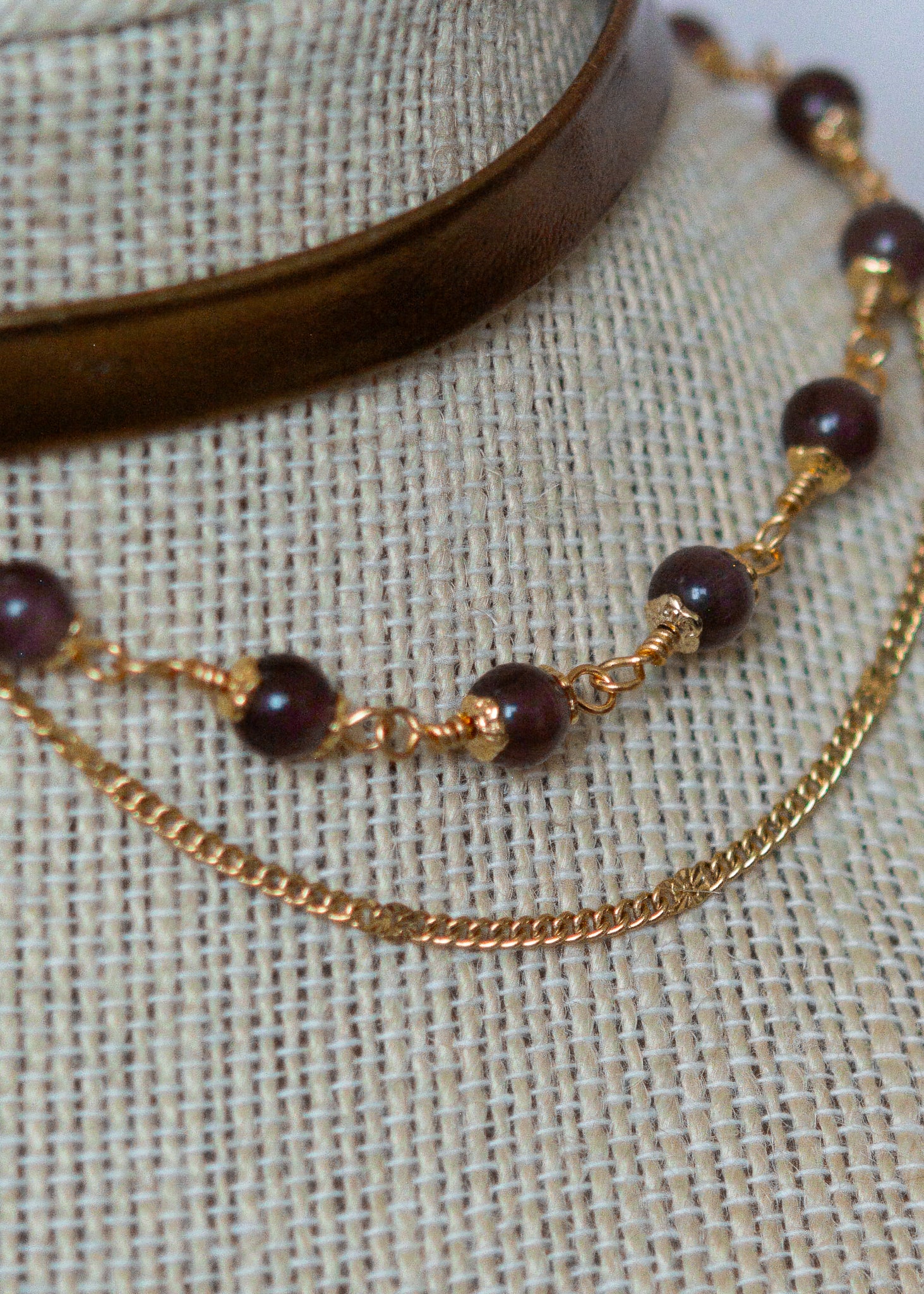 Tour de cou en cuir doré avec soleil mystique, améthyste et perles œil de chat. Bijou oraculaire d’inspiration antique et ésotérique.