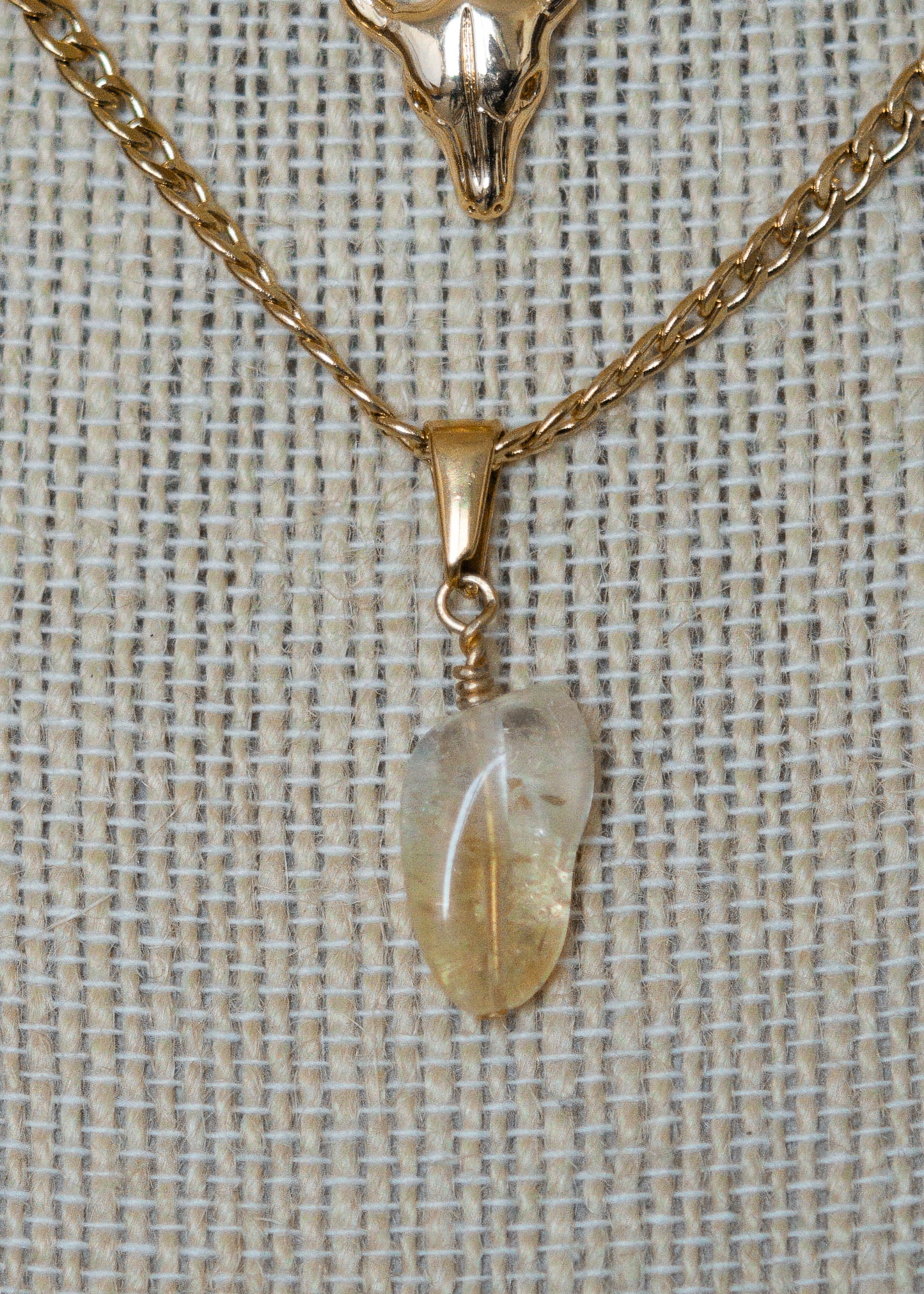 Tour de cou totem cuir doré avec crâne cornu, anneau gravé et citrine. Talisman mystique aux influences chamaniques et tribales.