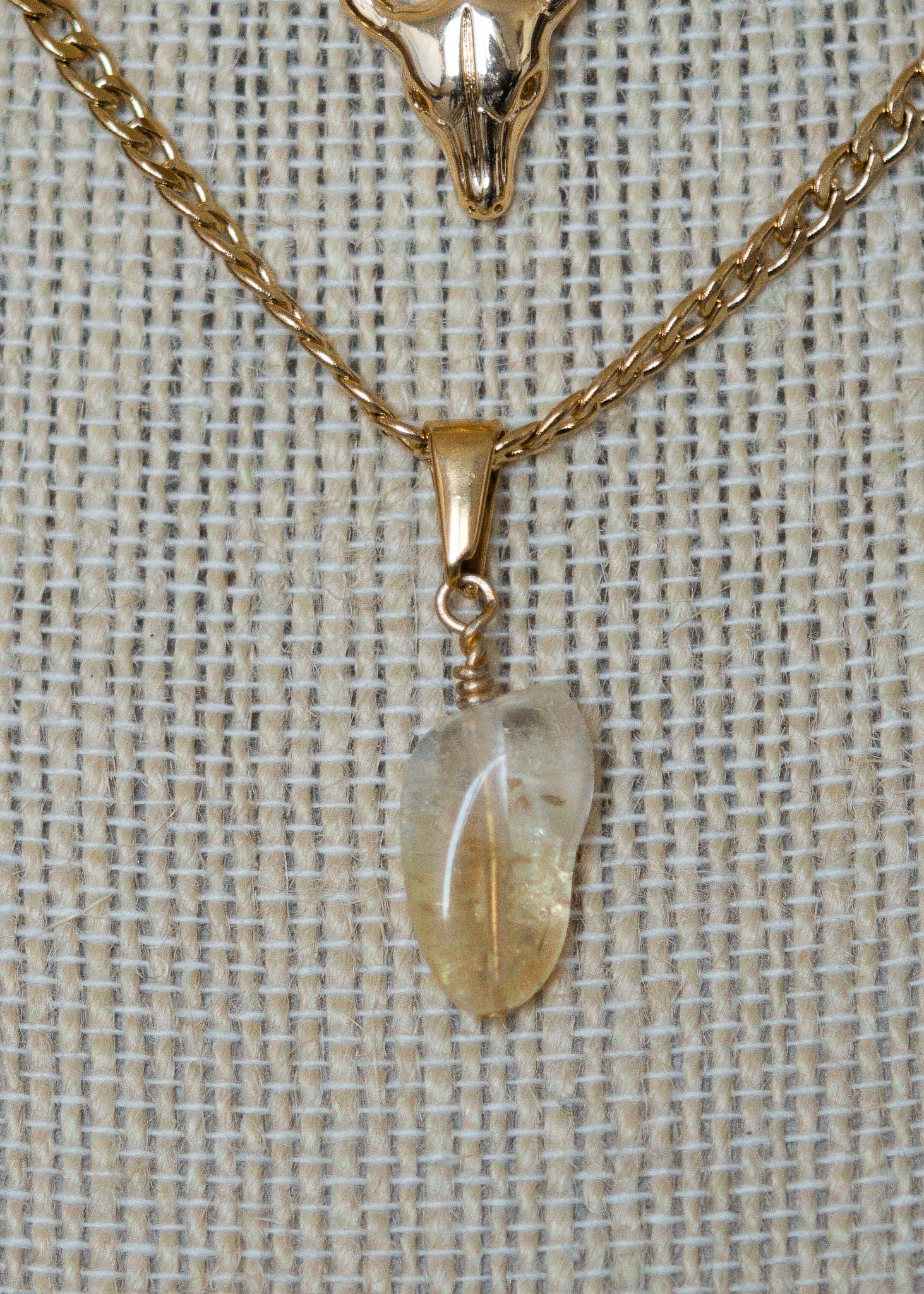 Tour de cou totem cuir doré avec crâne cornu, anneau gravé et citrine. Talisman mystique aux influences chamaniques et tribales.