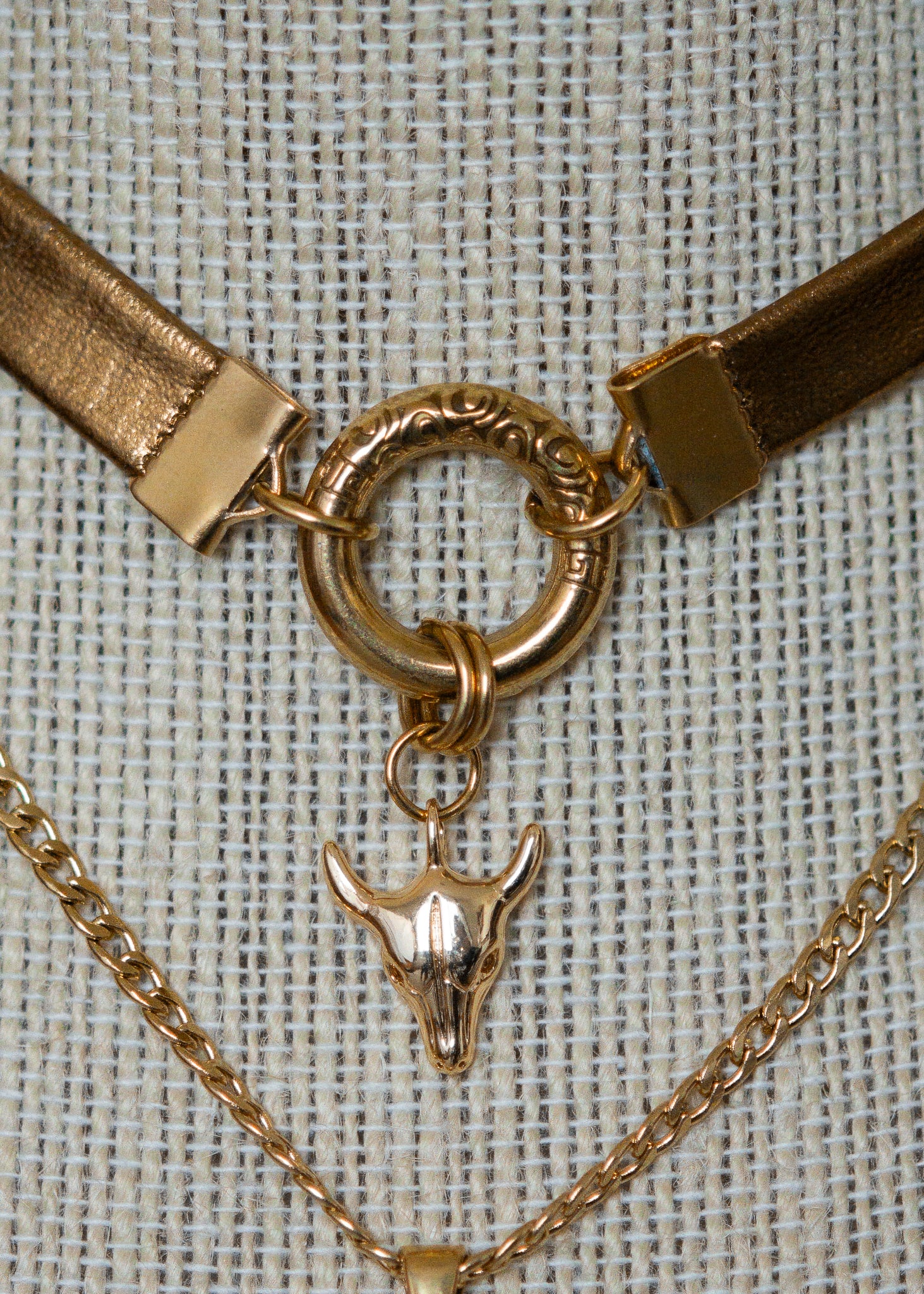 Tour de cou totem cuir doré avec crâne cornu, anneau gravé et citrine. Talisman mystique aux influences chamaniques et tribales.