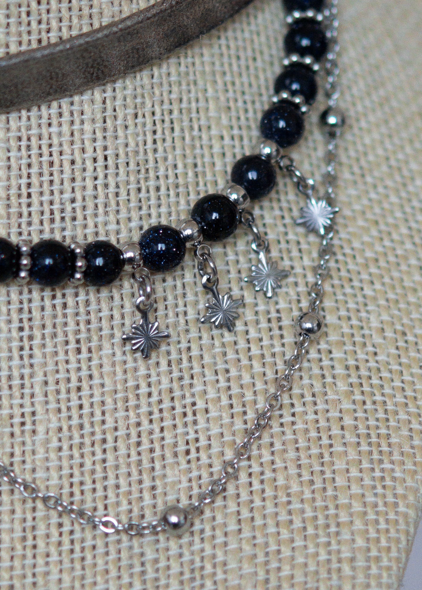 Collier choker argenté avec perles de sable bleues et pierre d’améthyste. Bijou astral et mystique, inspiration fantasy céleste.