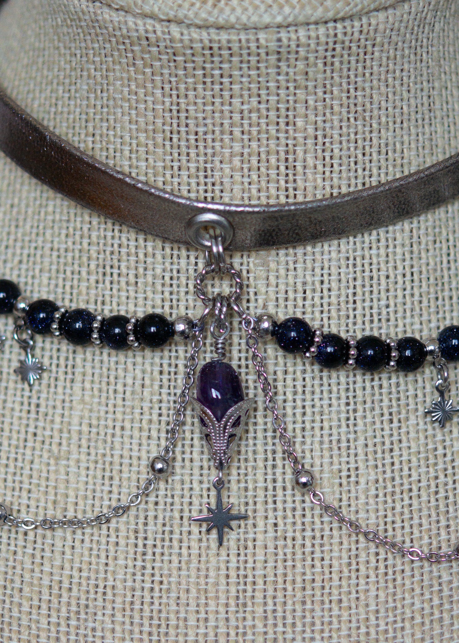 Collier choker argenté avec perles de sable bleues et pierre d’améthyste. Bijou astral et mystique, inspiration fantasy céleste.