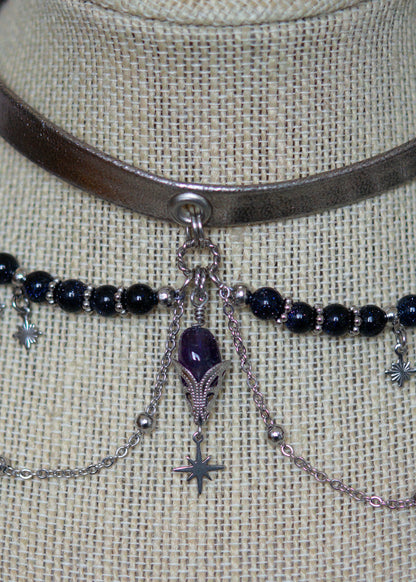 Collier choker argenté avec perles de sable bleues et pierre d’améthyste. Bijou astral et mystique, inspiration fantasy céleste.