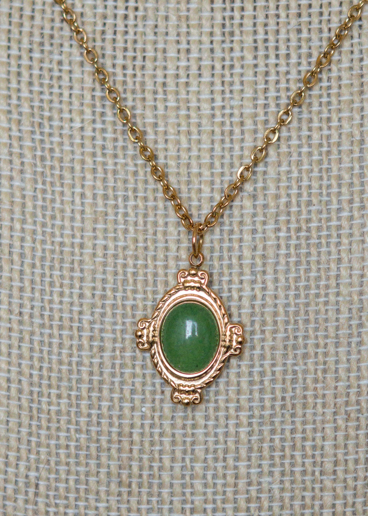 Ras de cou mystique avec cuir doré, émeraude brute, aventurine et breloque soleil. Look witchy boho, parfait pour festival ou tenue rituelle.