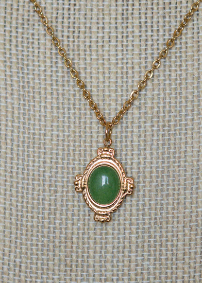 Ras de cou mystique avec cuir doré, émeraude brute, aventurine et breloque soleil. Look witchy boho, parfait pour festival ou tenue rituelle.