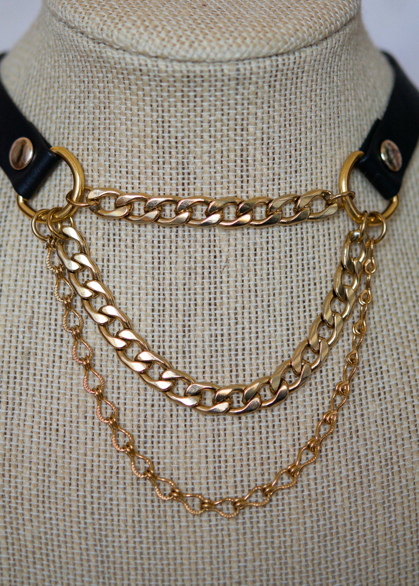 Ras de cou contrasté en cuir vegan noir et chaînes dorées. Bijou minimaliste mystique, puissant et élégant. Look witchy affirmé.