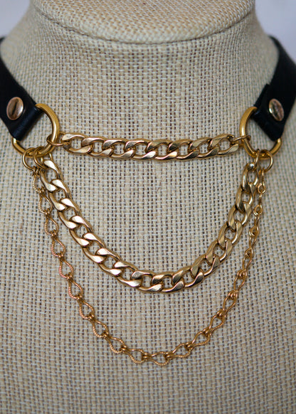 Ras de cou contrasté en cuir vegan noir et chaînes dorées. Bijou minimaliste mystique, puissant et élégant. Look witchy affirmé.