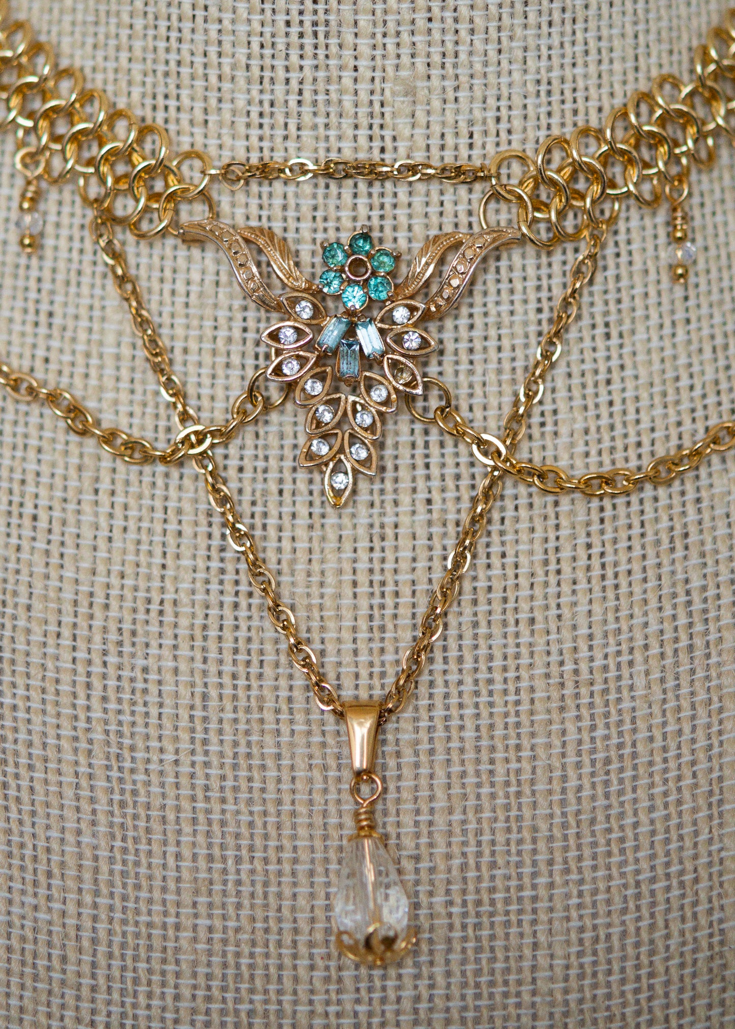 Collier doré elfique en chaîne côte de maille, broche vintage upcyclée et perles translucides. Bijou mystique, inspiré des légendes anciennes.