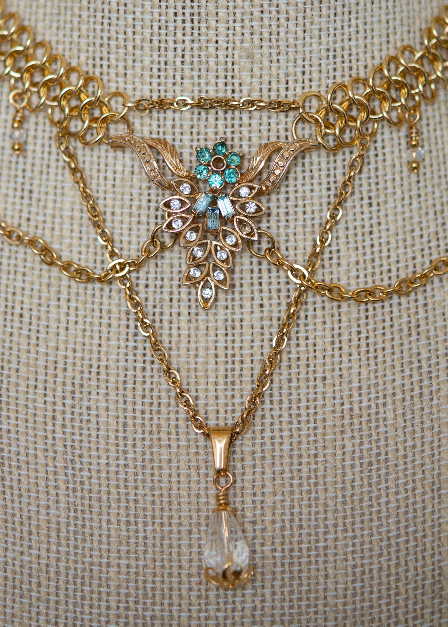 Collier doré elfique en chaîne côte de maille, broche vintage upcyclée et perles translucides. Bijou mystique, inspiré des légendes anciennes.