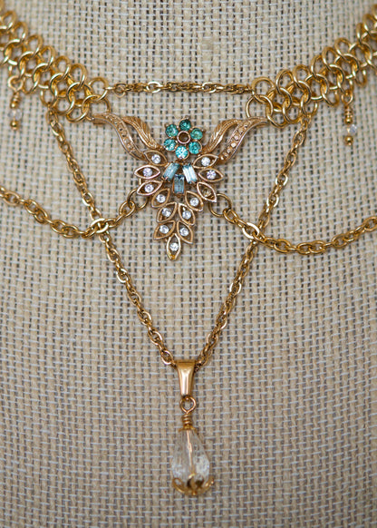 Collier doré elfique en chaîne côte de maille, broche vintage upcyclée et perles translucides. Bijou mystique, inspiré des légendes anciennes.