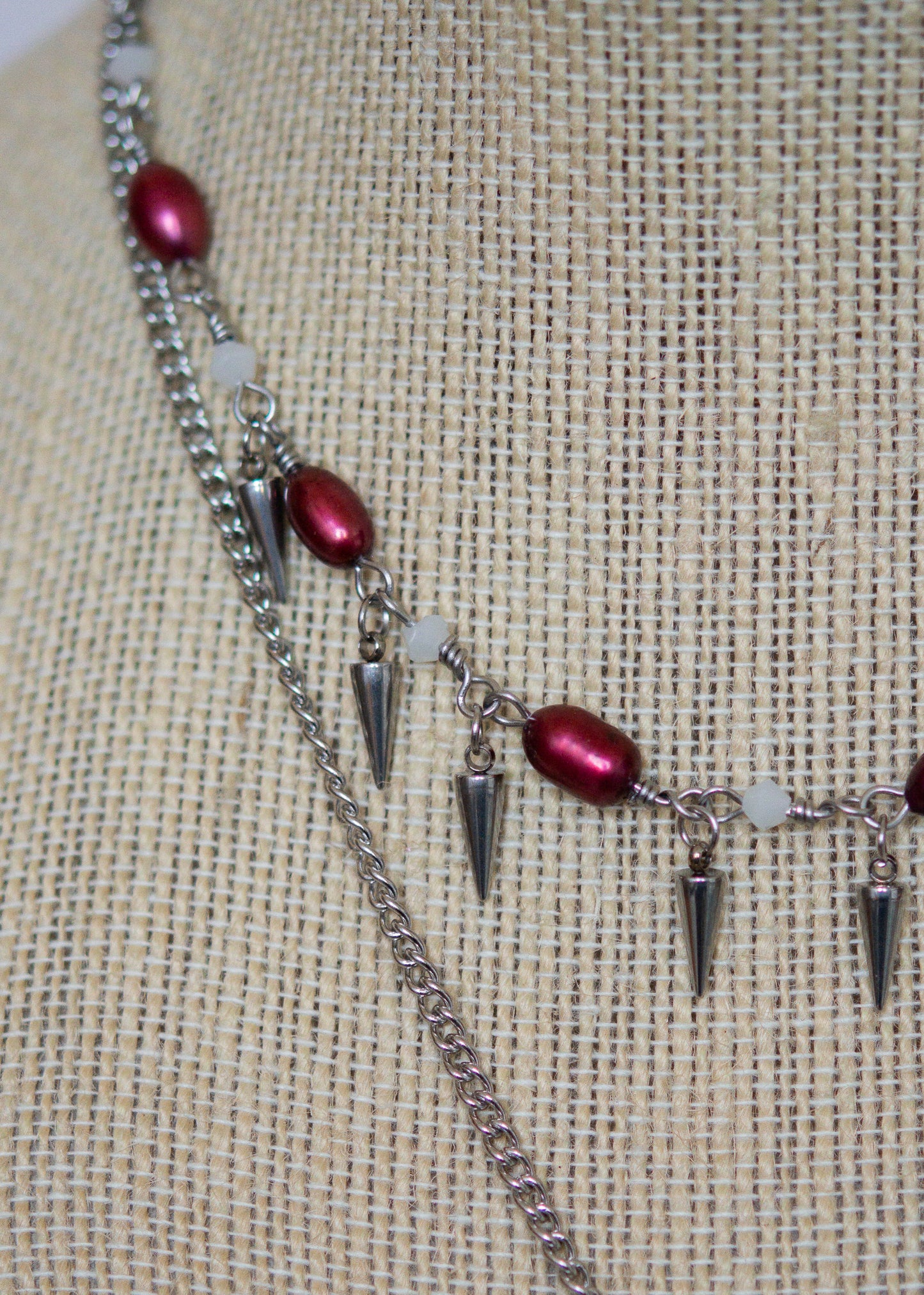 Collier en acier avec perles d'eau douce teintées rouge sang, piques, lune nacrée et charme mystique. Bijou rituel gothique, puissant et ensorcelant.