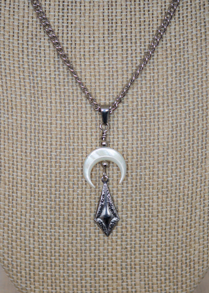 Collier en acier avec perles d'eau douce teintées rouge sang, piques, lune nacrée et charme mystique. Bijou rituel gothique, puissant et ensorcelant.