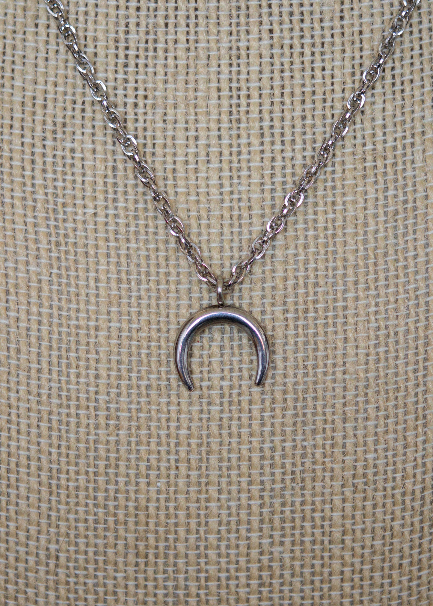 Collier argenté multi-rangs avec howlite blanche, cuir vegan et pendentif lune. Bijou astral, look witchy ou festival céleste.