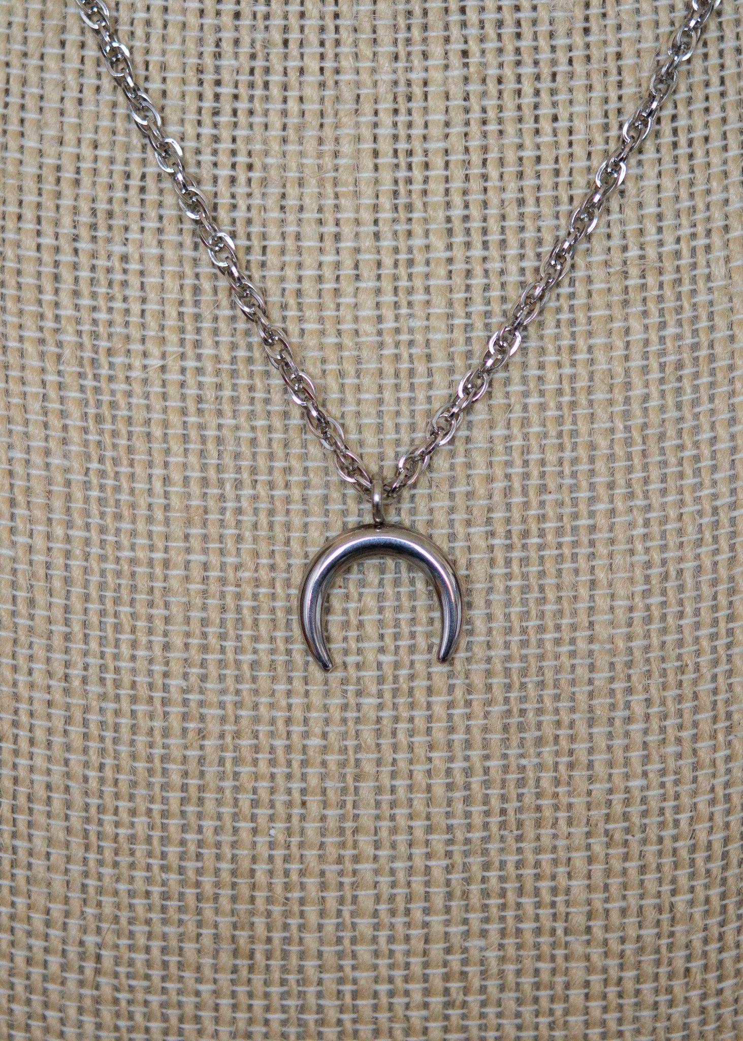 Collier argenté multi-rangs avec howlite blanche, cuir vegan et pendentif lune. Bijou astral, look witchy ou festival céleste.