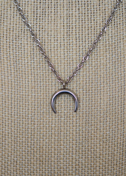 Collier argenté multi-rangs avec howlite blanche, cuir vegan et pendentif lune. Bijou astral, look witchy ou festival céleste.