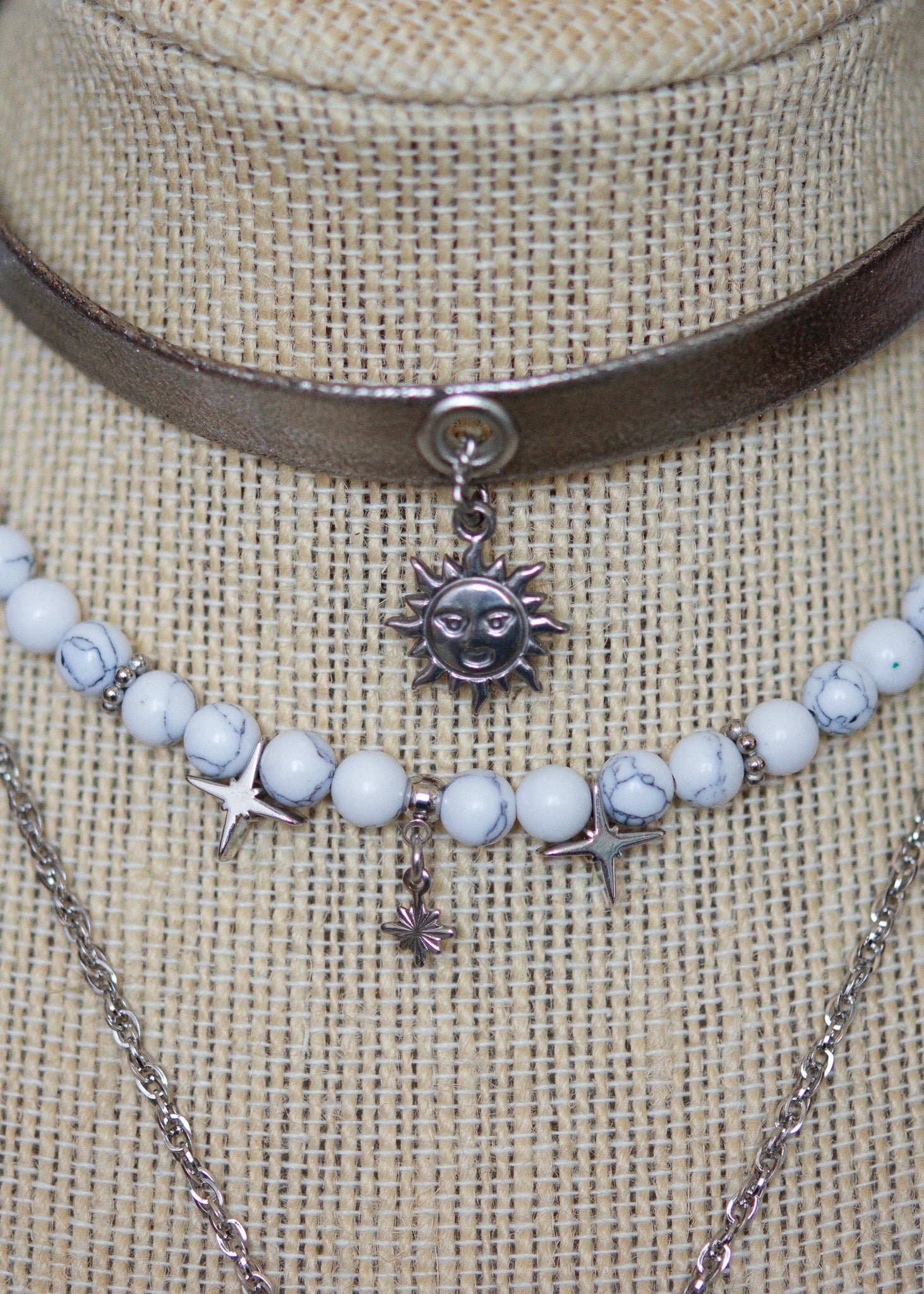 Collier argenté multi-rangs avec howlite blanche, cuir vegan et pendentif lune. Bijou astral, look witchy ou festival céleste.