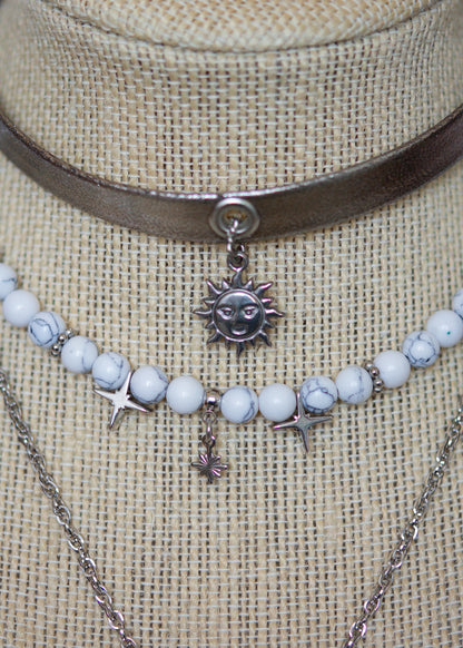 Collier argenté multi-rangs avec howlite blanche, cuir vegan et pendentif lune. Bijou astral, look witchy ou festival céleste.