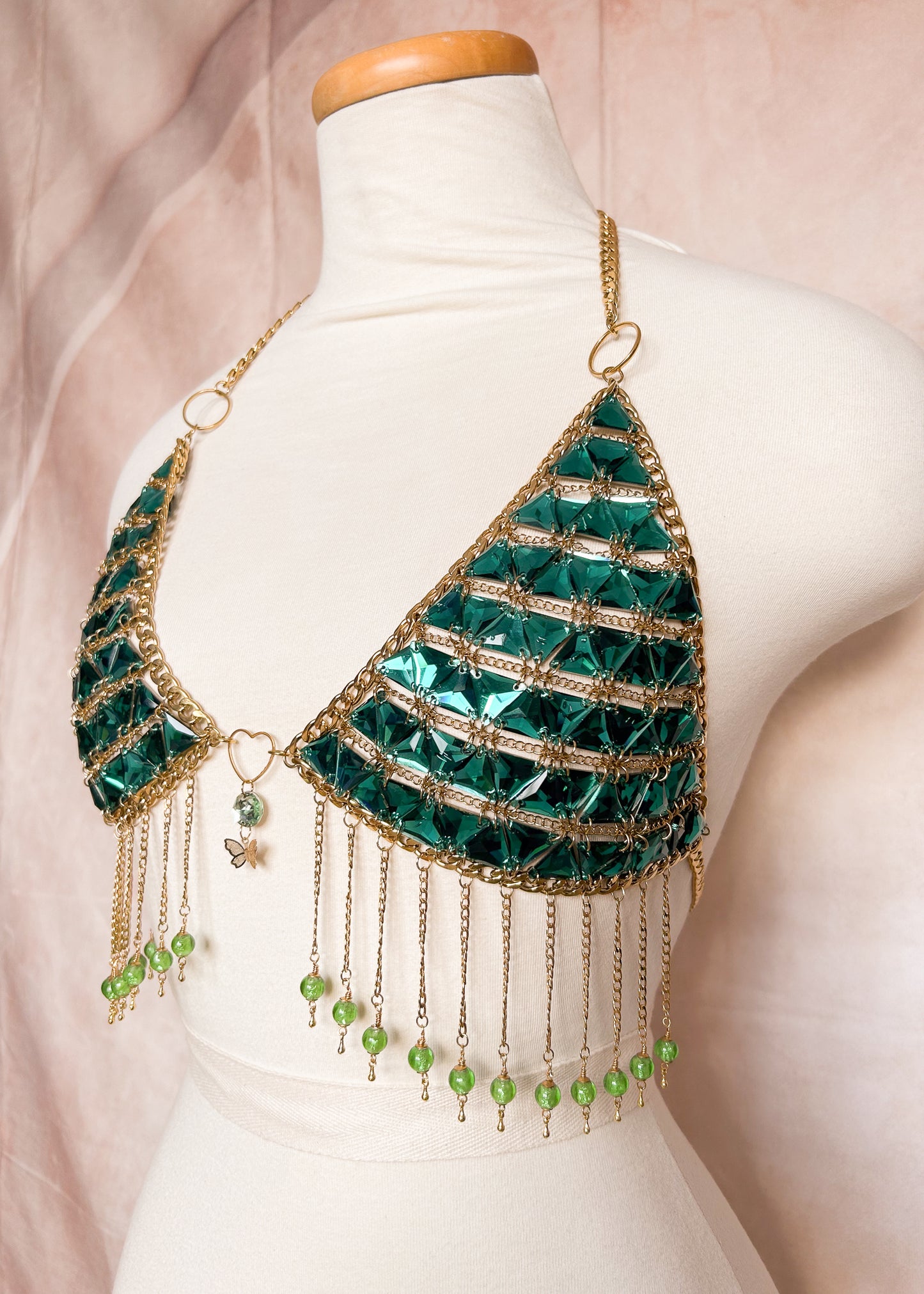 Brassière unique en cristaux de verre émeraude et chaînes d'acier inoxydable plaquées or. Style oriental, festival, costume, burlesque. Fait main à Montréal.