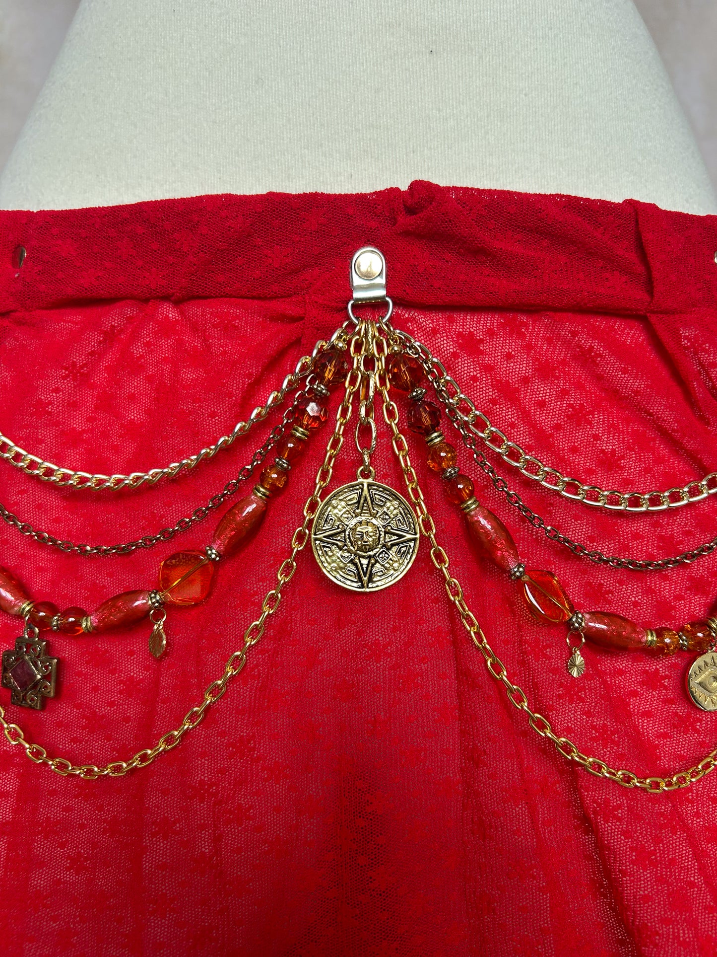 Jupe ceinture vinyle rouge, mousseline, chaînes dorées et charms. Style danse orientale, costume, festival, tribal. Fait main à Montréal.