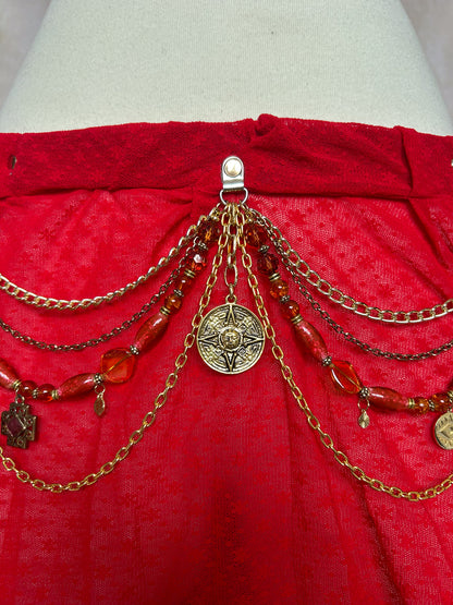 Jupe ceinture vinyle rouge, mousseline, chaînes dorées et charms. Style danse orientale, costume, festival, tribal. Fait main à Montréal.