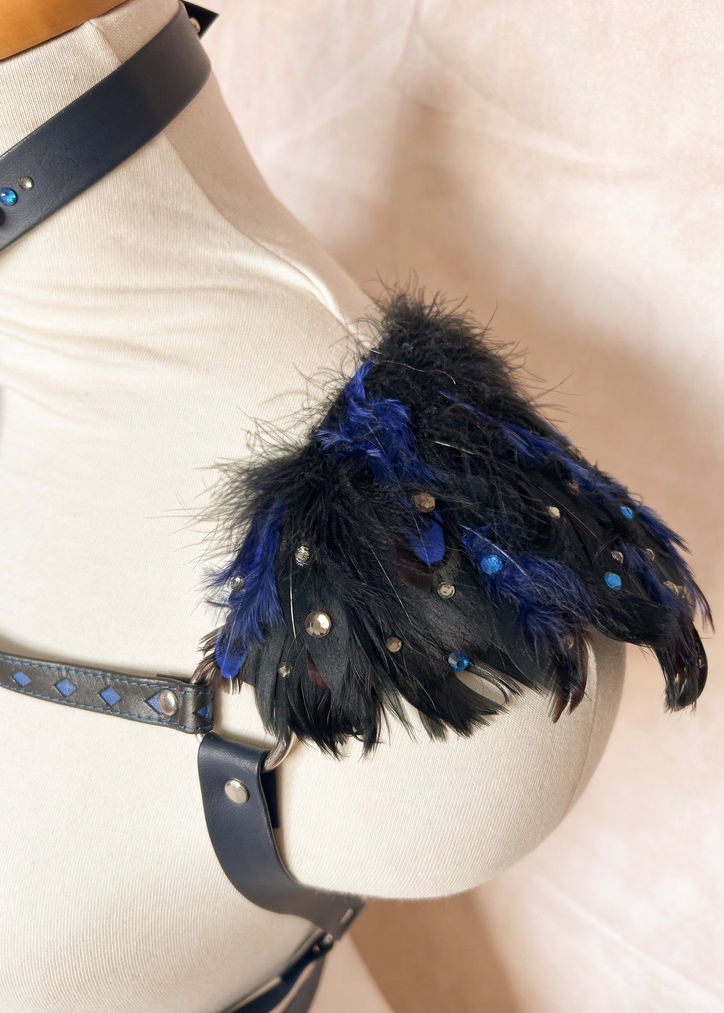 Harnais unique cuir véritable et vinyle noir, épaulettes plumes, strass, piques bleues. Style fantasy, festival, costume, scène. Fait main à Montréal.