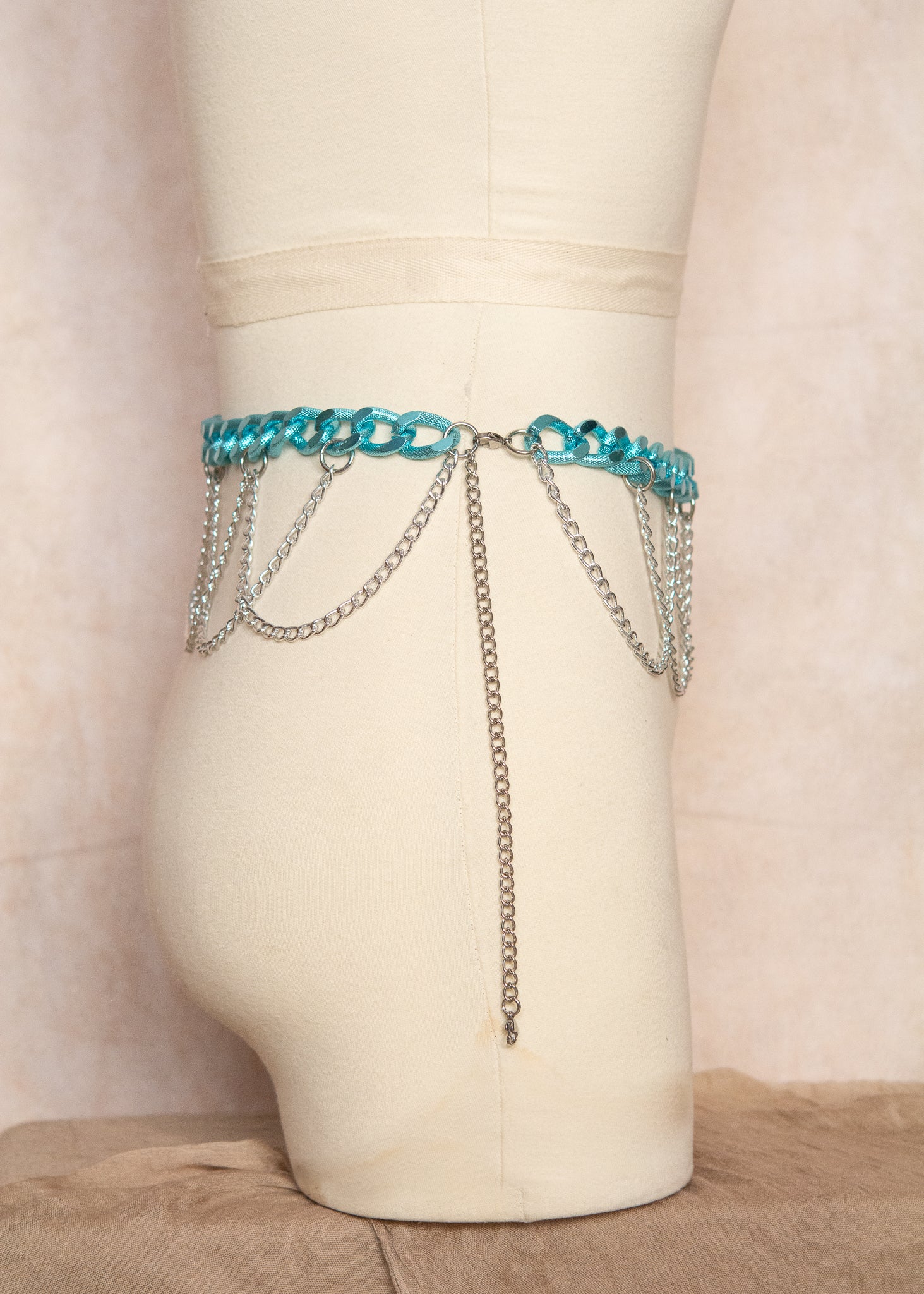 Ceinture de hanche chaînes aluminium bleu et argent, réglable. Style festival, boho, danse orientale, accessoire body chain. Fait main à Montréal.