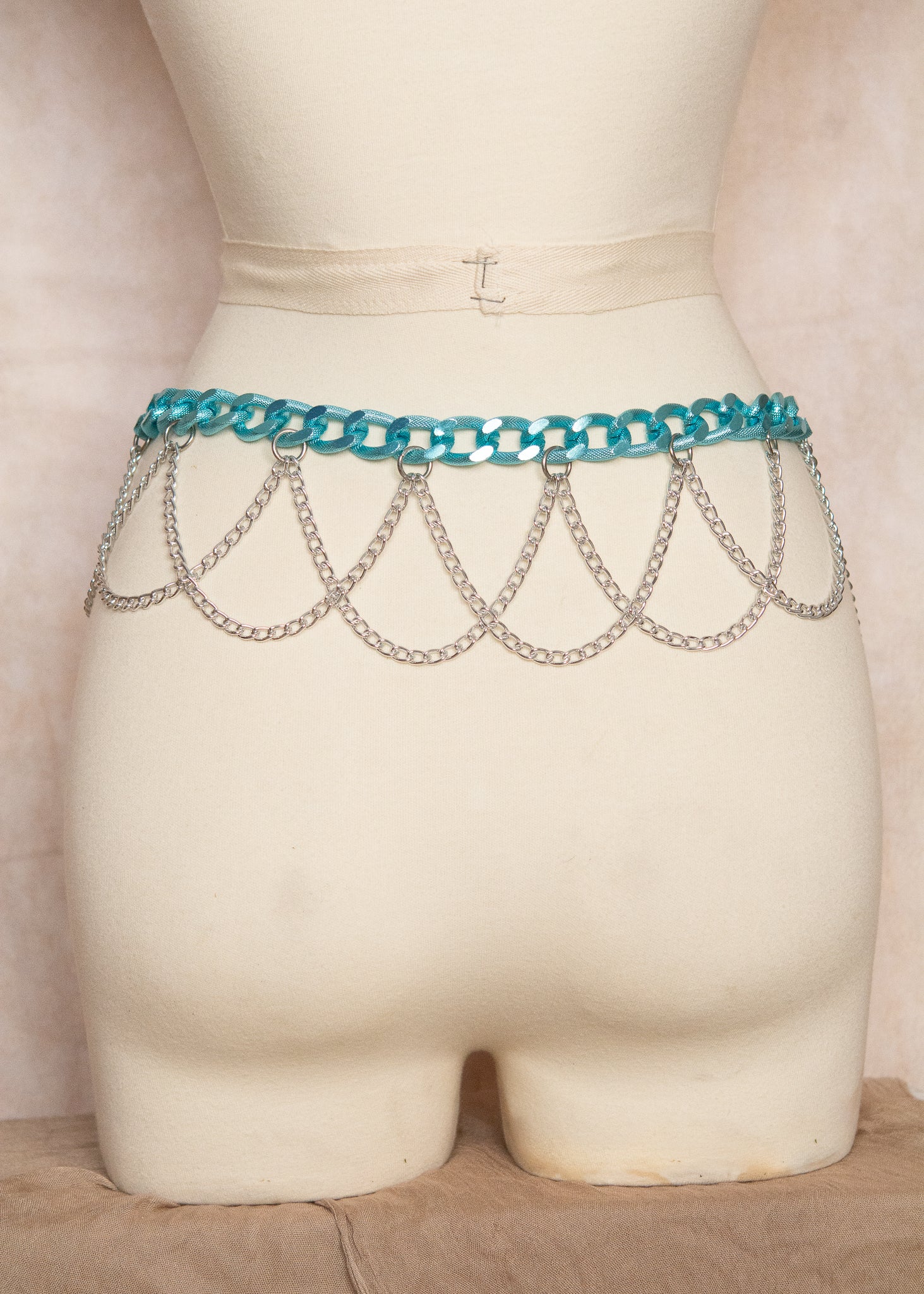 Ceinture de hanche chaînes aluminium bleu et argent, réglable. Style festival, boho, danse orientale, accessoire body chain. Fait main à Montréal.