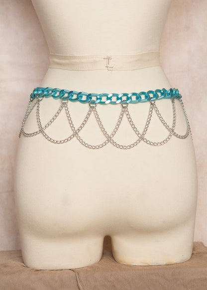 Ceinture de hanche chaînes aluminium bleu et argent, réglable. Style festival, boho, danse orientale, accessoire body chain. Fait main à Montréal.