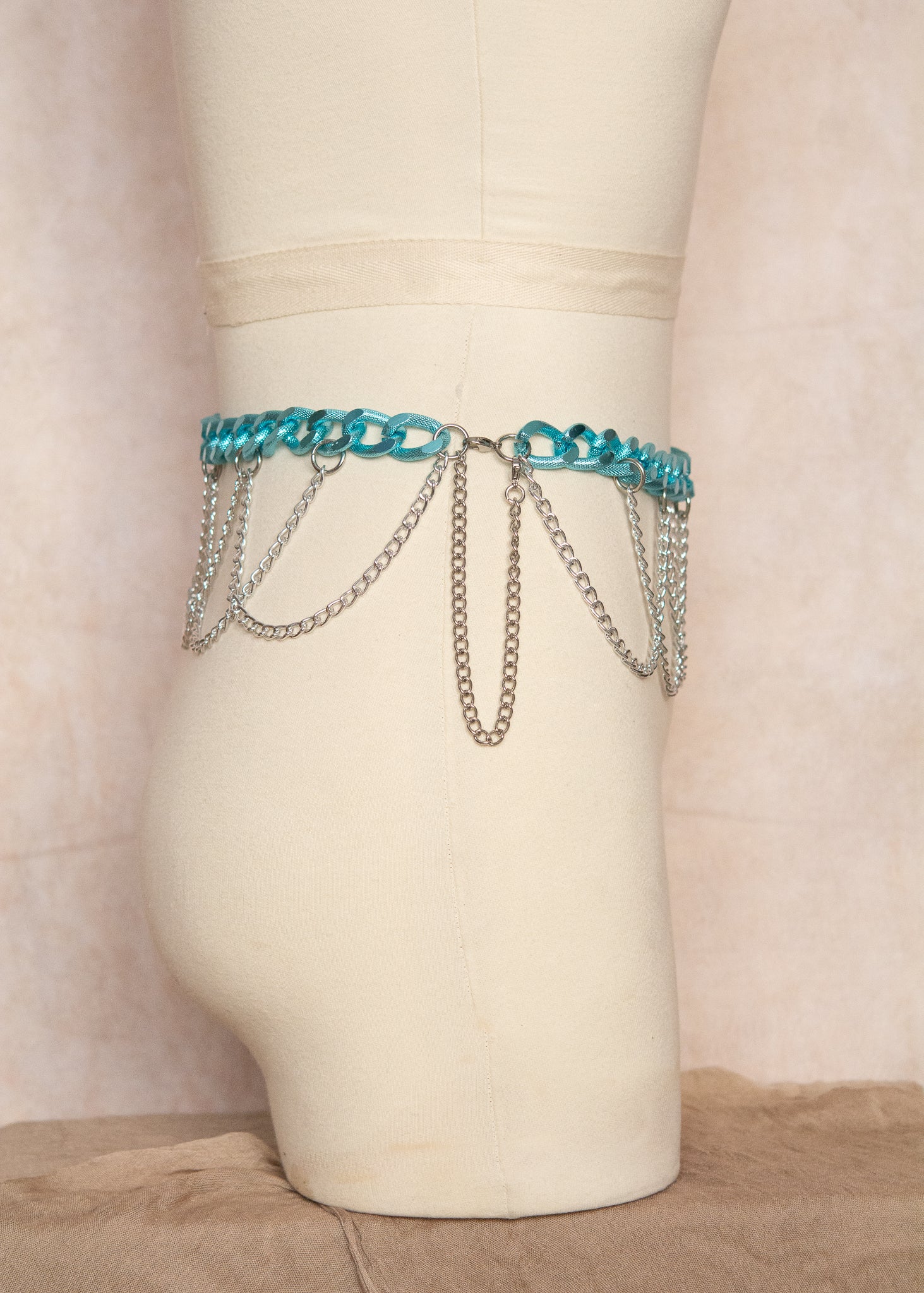 Ceinture de hanche chaînes aluminium bleu et argent, réglable. Style festival, boho, danse orientale, accessoire body chain. Fait main à Montréal.