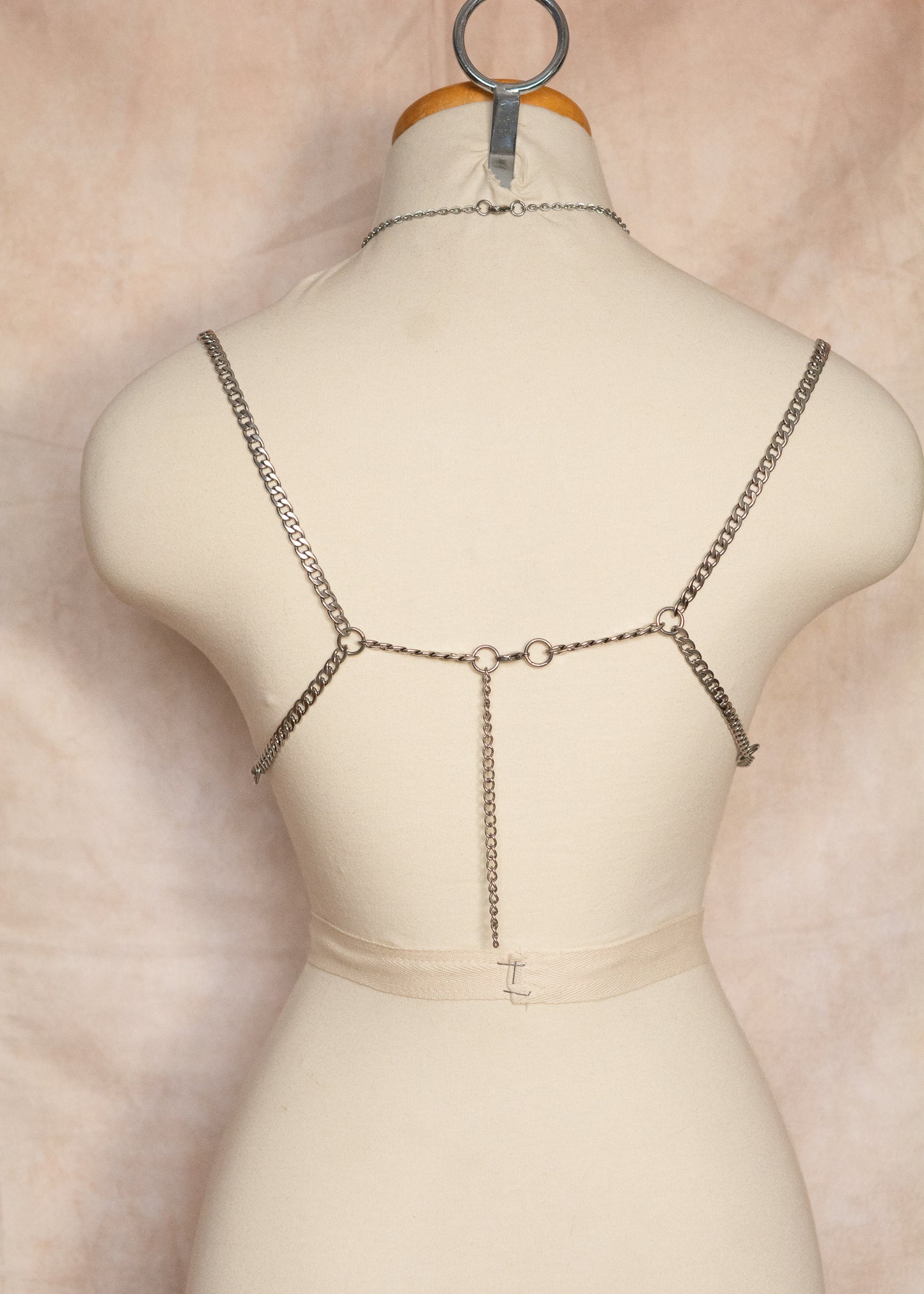 Brassière unique en perles de verre et cristal upcyclées, chaînes et pendentif losange en acier. Style boho, festival, costume. Fait main à Montréal.