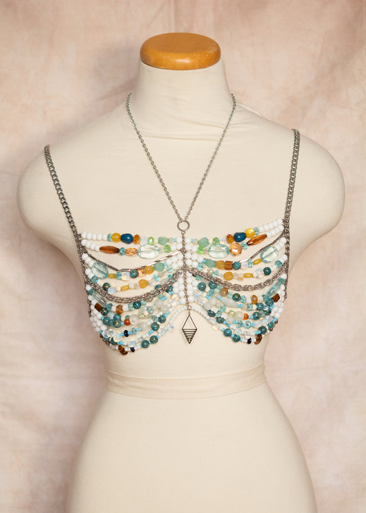 Brassière unique en perles de verre et cristal upcyclées, chaînes et pendentif losange en acier. Style boho, festival, costume. Fait main à Montréal.