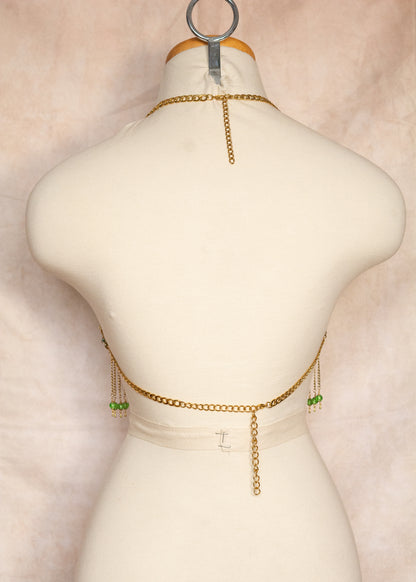 Brassière unique en cristaux de verre émeraude et chaînes d'acier inoxydable plaquées or. Style oriental, festival, costume, burlesque. Fait main à Montréal.