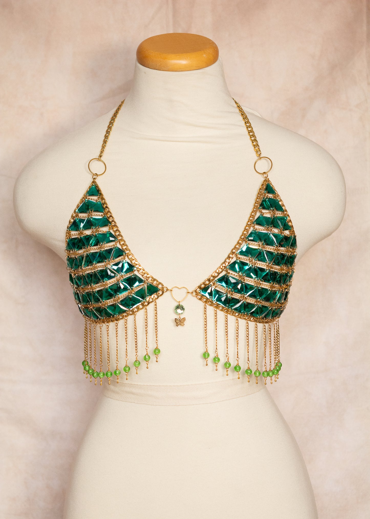 Brassière unique en cristaux de verre émeraude et chaînes d'acier inoxydable plaquées or. Style oriental, festival, costume, burlesque. Fait main à Montréal.