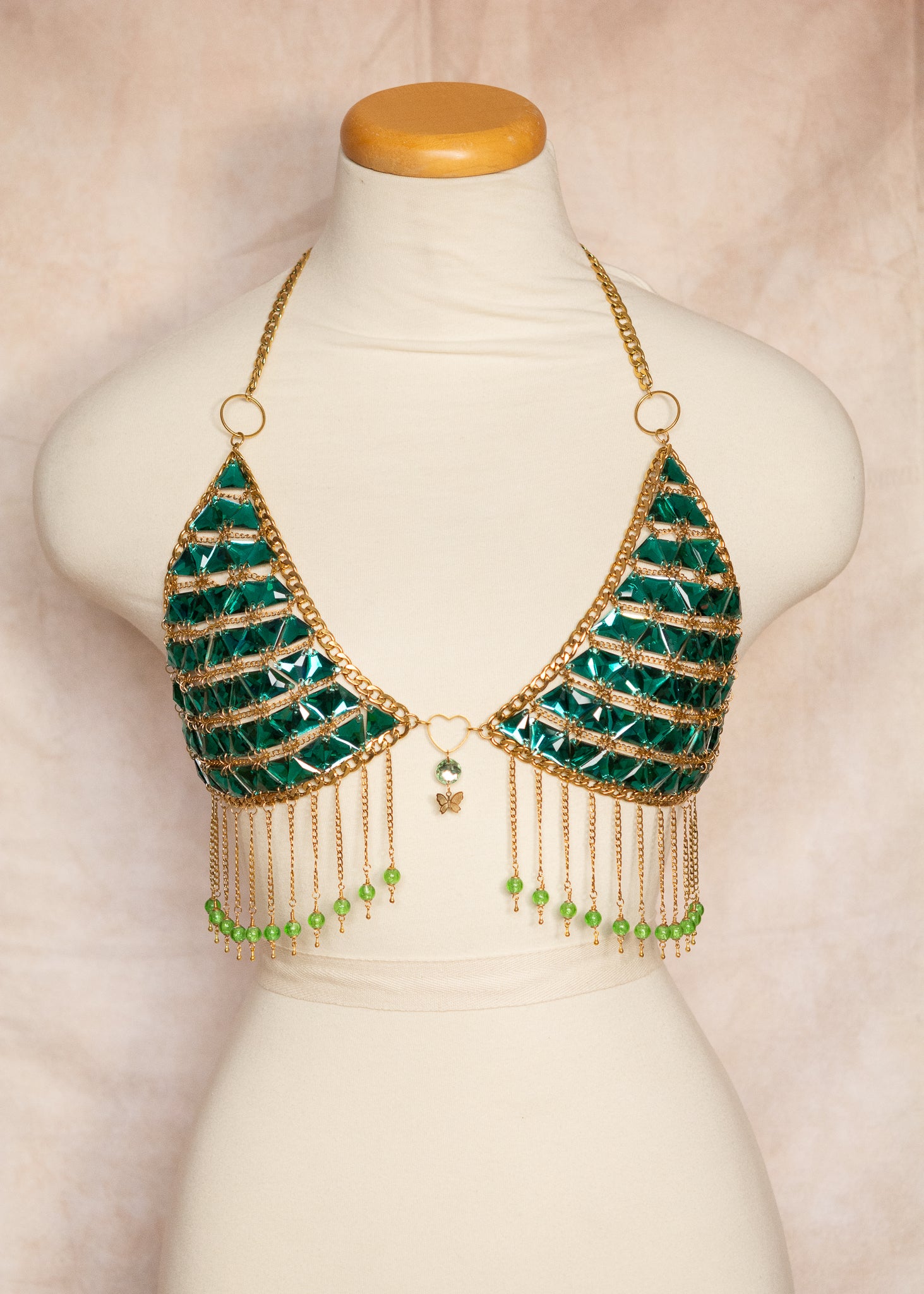 Brassière unique en cristaux de verre émeraude et chaînes d'acier inoxydable plaquées or. Style oriental, festival, costume, burlesque. Fait main à Montréal.