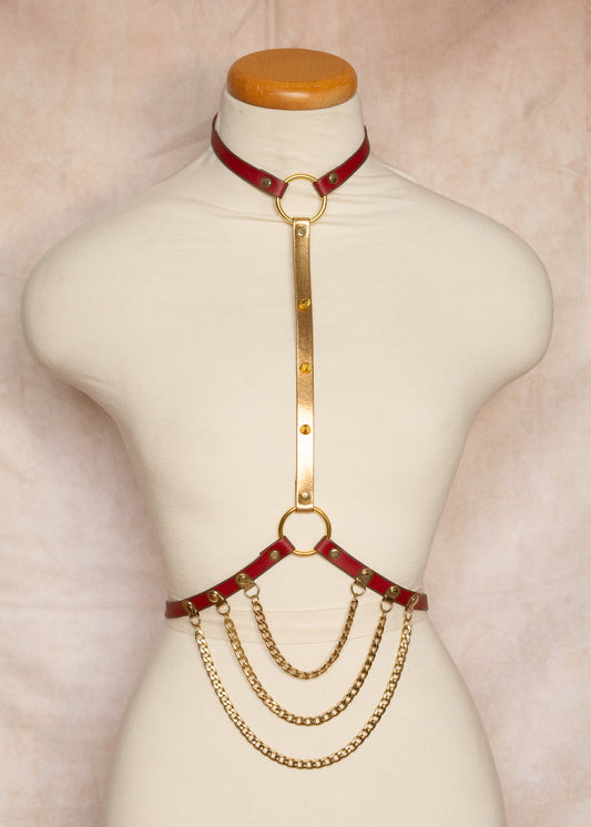 Harnais unique vinyle rouge et doré, chaînes acier inoxydable plaqué or, style gothique, festival, burlesque, costume. Fait main à Montréal.