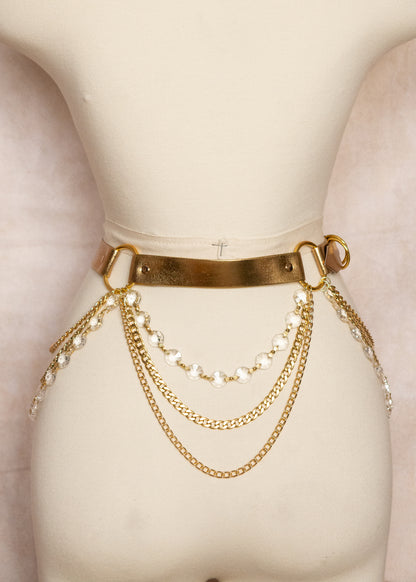 Ceinture taille haute PU doré, chaînes dorées et cristaux verre à facettes. Style festival, costume, scène, burlesque. Fait main à Montréal.