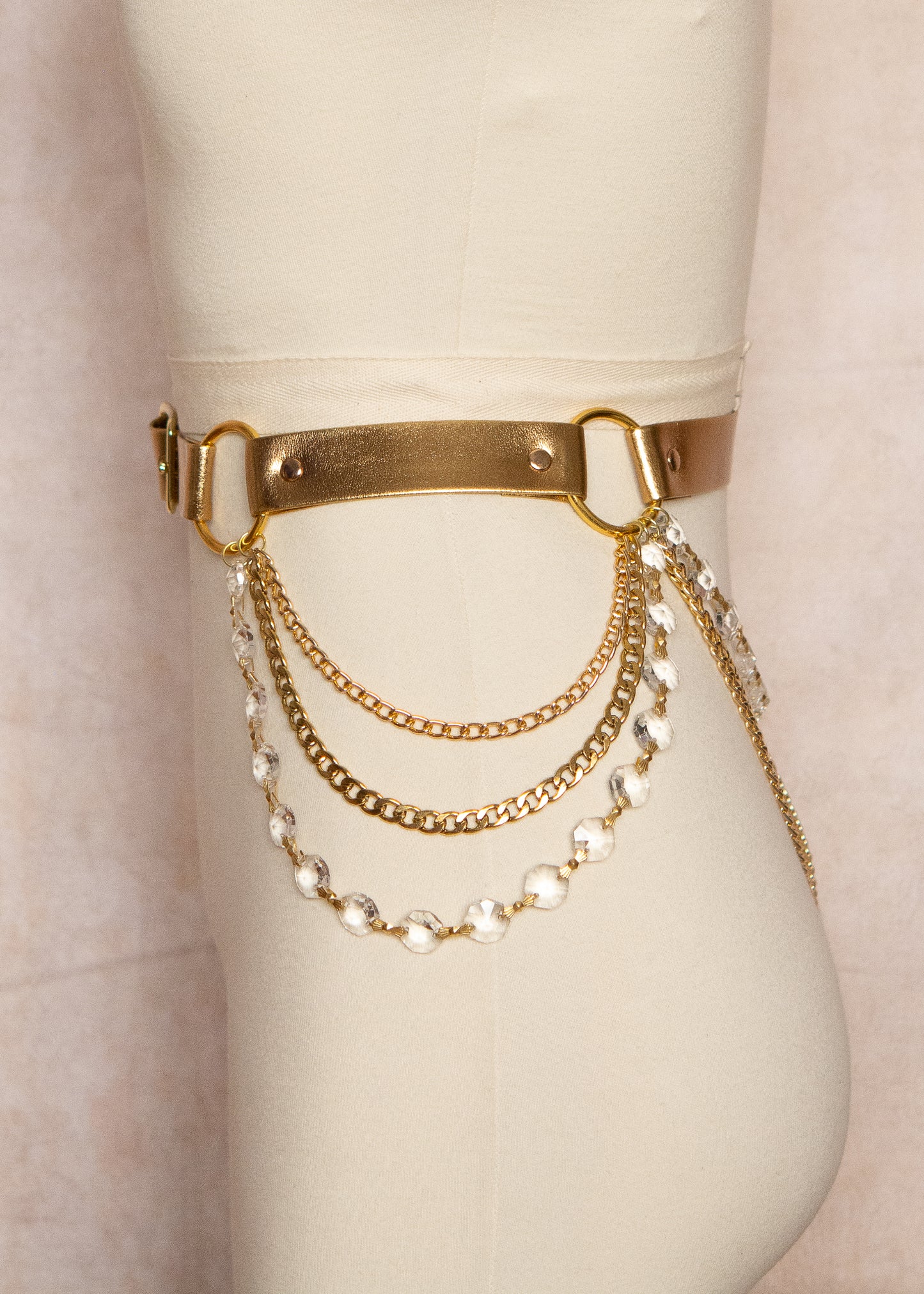 Ceinture taille haute PU doré, chaînes dorées et cristaux verre à facettes. Style festival, costume, scène, burlesque. Fait main à Montréal.