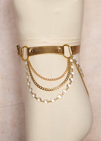 Ceinture taille haute PU doré, chaînes dorées et cristaux verre à facettes. Style festival, costume, scène, burlesque. Fait main à Montréal.