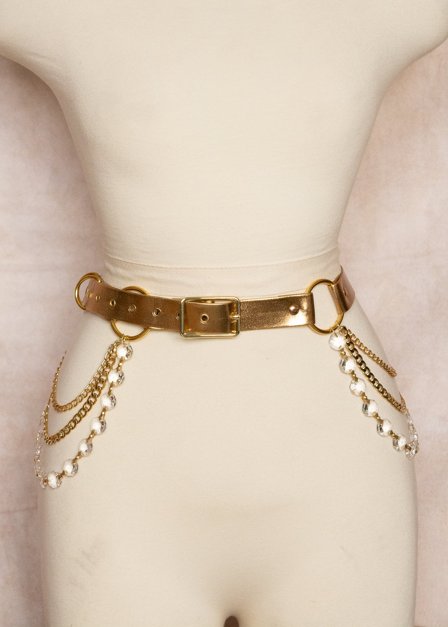 Ceinture taille haute PU doré, chaînes dorées et cristaux verre à facettes. Style festival, costume, scène, burlesque. Fait main à Montréal.