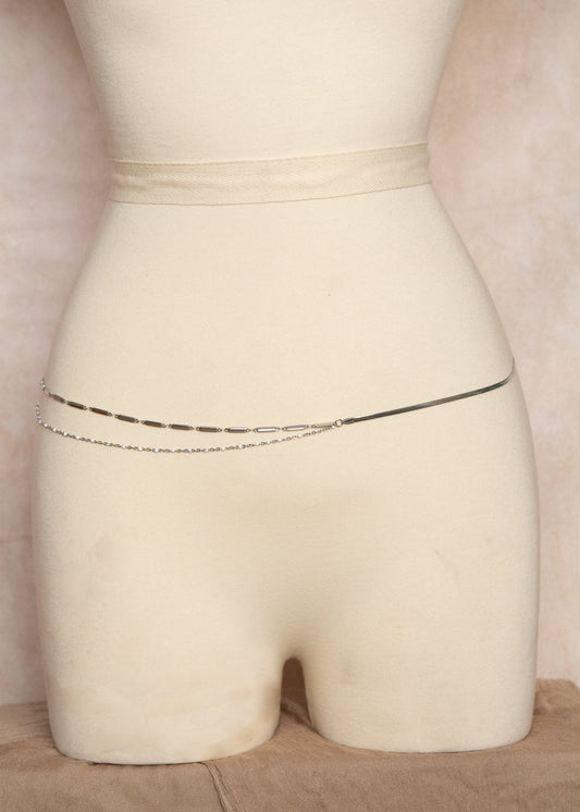 Chaîne de taille double rang en acier inoxydable, herringbone et émail blanc, sur mesure. Style minimaliste, body chain, boho. Fait main à Montréal.