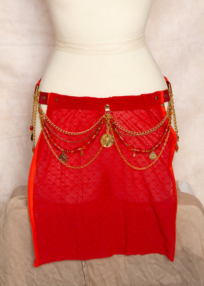 Jupe ceinture vinyle rouge, mousseline, chaînes dorées et charms. Style danse orientale, costume, festival, tribal. Fait main à Montréal.
