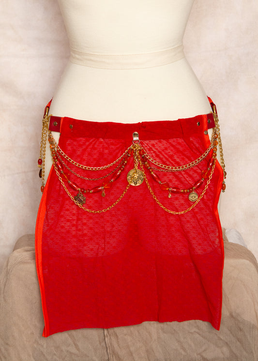 Jupe ceinture vinyle rouge, mousseline, chaînes dorées et charms. Style danse orientale, costume, festival, tribal. Fait main à Montréal.