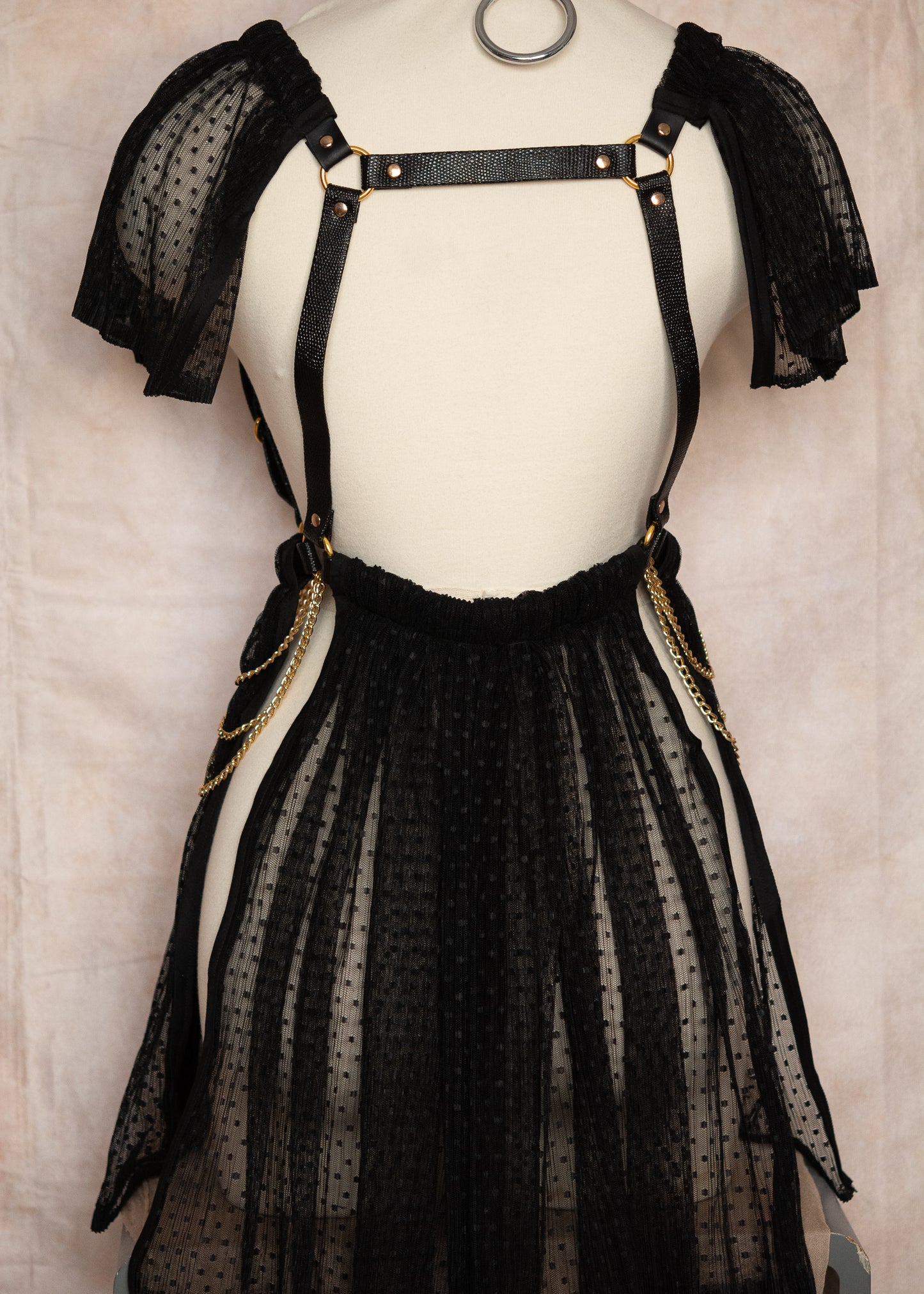 Robe harnais unique en vinyle noir et tulle, chaînes dorées, épaulettes. Style dark, gothique, festival, costume, scène. Fait main à Montréal.