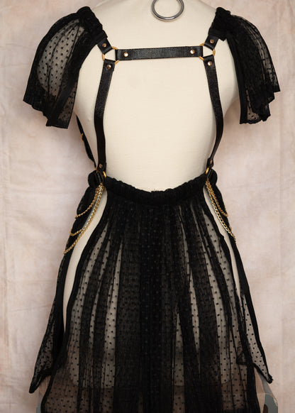 Robe harnais unique en vinyle noir et tulle, chaînes dorées, épaulettes. Style dark, gothique, festival, costume, scène. Fait main à Montréal.