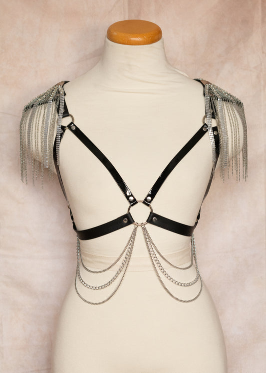 Harnais unique vinyle noir, épaulettes à franges de chaînes argentées, acier inoxydable. Style guerrier, festival, scène, costume. Fait main à Montréal.