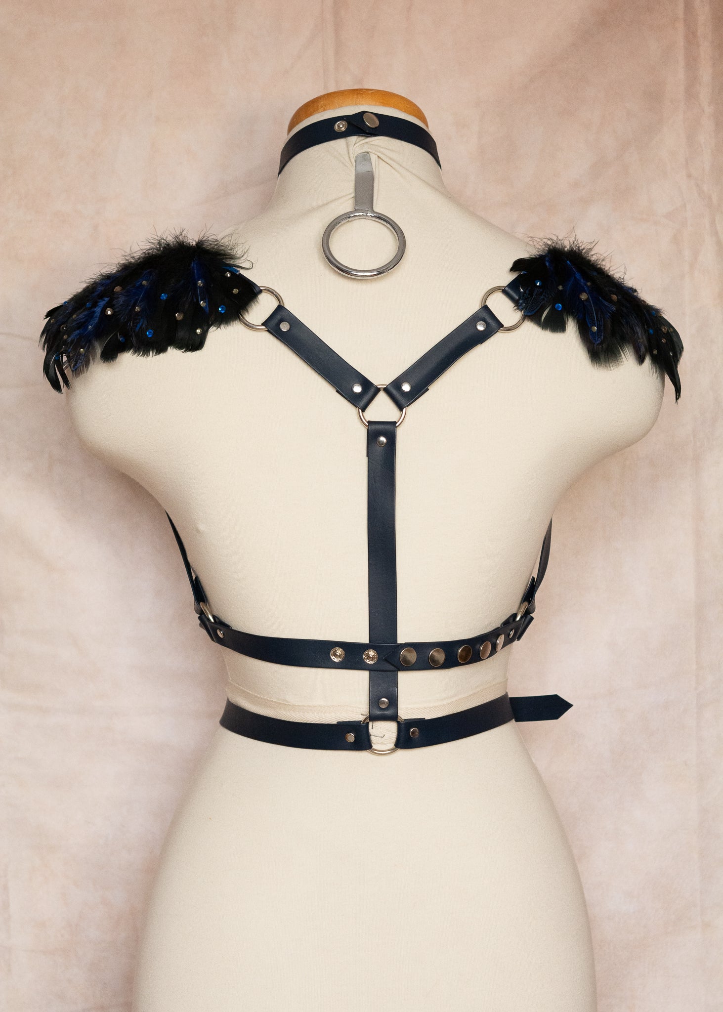 Harnais unique cuir véritable et vinyle noir, épaulettes plumes, strass, piques bleues. Style fantasy, festival, costume, scène. Fait main à Montréal.