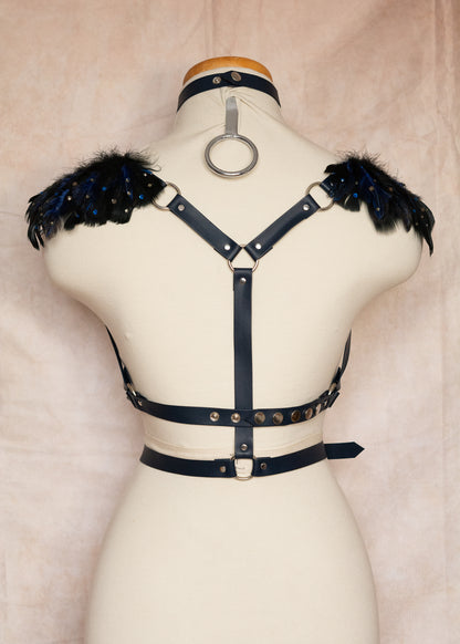 Harnais unique cuir véritable et vinyle noir, épaulettes plumes, strass, piques bleues. Style fantasy, festival, costume, scène. Fait main à Montréal.