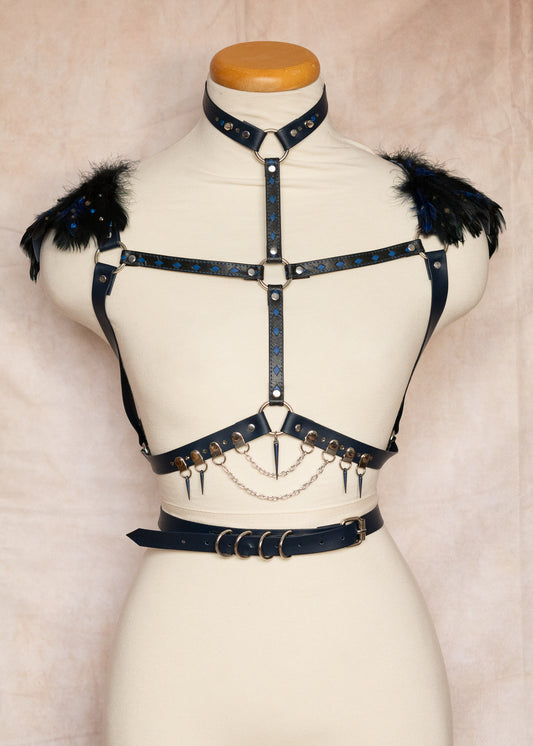 Harnais unique cuir véritable et vinyle noir, épaulettes plumes, strass, piques bleues. Style fantasy, festival, costume, scène. Fait main à Montréal.