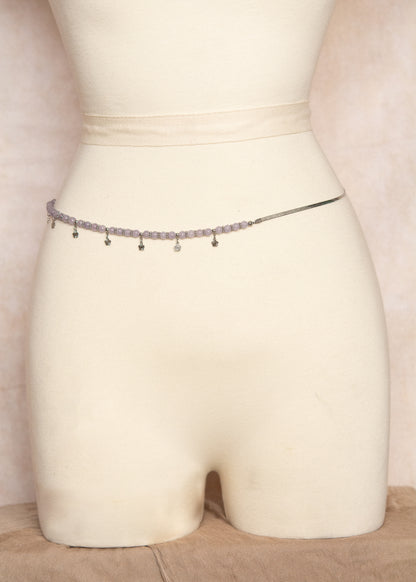 Chaîne de taille en acier inoxydable et perles d'agate lavande, charms fleur, sur mesure. Style boho, cristaux, body chain. Fait main à Montréal.